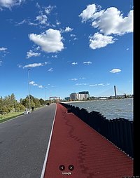 Imagine de pe Google Maps, din 2022, cu Lacul Morii (Lacul Dâmbovița) având iluminat public pe dig fără panouri fotovoltaice. Se pot observa în imagine aceleași două repere ca în imaginea din 2016: podul hobanat peste Dâmbovița (cel din fundal, cu fire albe) și clădirea albă cu roșu, cu mai multe etaje.