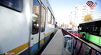 Captură de ecran din video-ul postat de Robert Negoiță, în care se vede o stație de tramvai din sectorul 3, cu gardul de protecție refăcut, plus pavajul și coșul de gunoi schimbate.