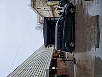 Fotografie realizată de Dignitas în martie 2024, ce arată intrarea auto în parcarea subterană a Pieței Amzei, cu acces din strada Christian Tell. Intrarea în parcare este blocată de o mașină parcată la suprafață, semn că parcarea subterană nu este folosită.