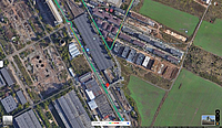 Fotografie de pe Google Maps (vedere din satelit), cu poziționarea exactă a pasarelei Popești Vest. Aceasta leagă strada Popești Vest din orașul Popești-Leordeni de Șoseaua Berceni din sectorul 4, trecând pe deasupra liniilor de metrou de la Depoul Metrorex Berceni.