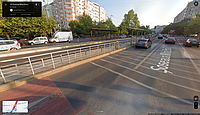 Captură de ecran de pe Google Maps (mod Street View), reprezentând 2 stații de tramvai de pe linia 1 (10), pe Șoseaua Mihai Bravu (ambele sensuri de mers). Stația din prim-plan este nemodernizată, iar stația din plan secund (pentru celălalt sens de mers) este modernizată în stilul lui Negoiță (garduri maro, nu gri). Imagine realizată de Google Maps în august 2023.
