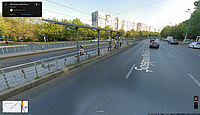 Captură de ecran de pe Google Maps (mod Street View), reprezentând a șasea stație de tramvai de pe linia 1 (10), pe Șoseaua Mihai Bravu, nemodernizată. Imagine realizată de Google Maps în septembrie 2023.