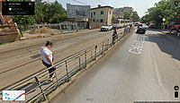 Captură de ecran de pe Google Maps (mod Street View), reprezentând o stație de tramvai de pe linia 14, pe Calea Călărași, nemodernizată. Imagine realizată de Google Maps în iulie 2023.