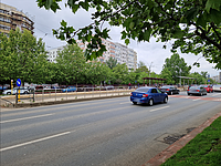 Stațiile de tramvai Laborator, una modernizată (sensul de mers spre sud), cealaltă nu (sensul de mers spre nord), fotografiate pe 25 aprilie 2024.