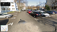 Captură de ecran de pe Google Maps, modul Street View, cu parcarea dintre blocuri de pe strada Pecineaga nr. 81 (accesul în parcare fiind în acest caz dinspre Șoseaua Sălaj, foarte aproape de intersecția cu strada Pecineaga). Imagine din martie 2022.