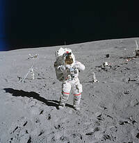 Poză din misiunea Apollo 16, în care astronautul John Young stă la locul de desfășurare a pachetului Apollo Lunar Surface Experiments (ALSEP) în timpul primei plimbări spațiale Apollo 16, la locul de aterizare Descartes, pe 21 aprilie 1972. Imagine de pe site-ul NASA.