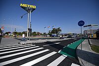 Imagine preluată dintr-un comunicat de presă al Primăriei Sector 6, despre Drumul Osiei. În imagine se vede că pista de biciclete (de pe fiecare sens) are doar o bandă, adică lățimea pistei nu permite depășirea între bicicliști.