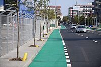 Imagine preluată dintr-un comunicat de presă al Primăriei Sector 6, despre Drumul Osiei. În imagine se vede că pista de biciclete nu are nici distanță de siguranță față de traficul rutier, nici distanță de siguranță față de traficul pietonal de pe trotuar.