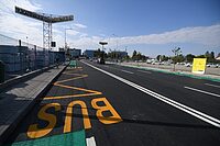 Imagine preluată dintr-un comunicat de presă al Primăriei Sector 6, despre Drumul Osiei. În imagine se vede că pista de biciclete este pe alocuri întreruptă de spațiul pentru oprirea în stație a autobuzelor de transport în comun.